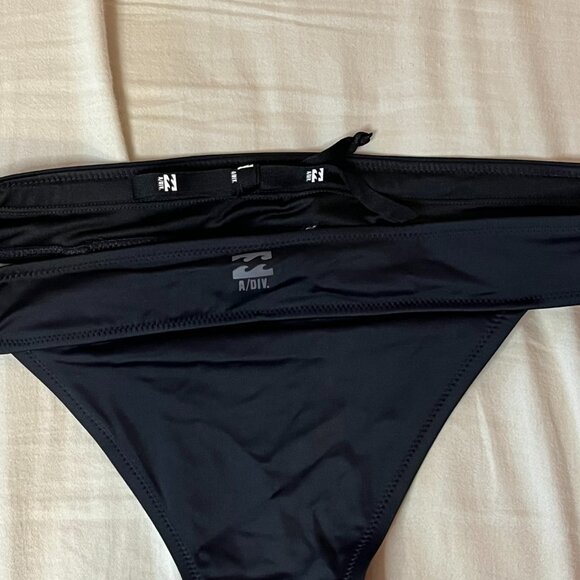 Billabong brand new bikini bottom - Picture 2 of 3